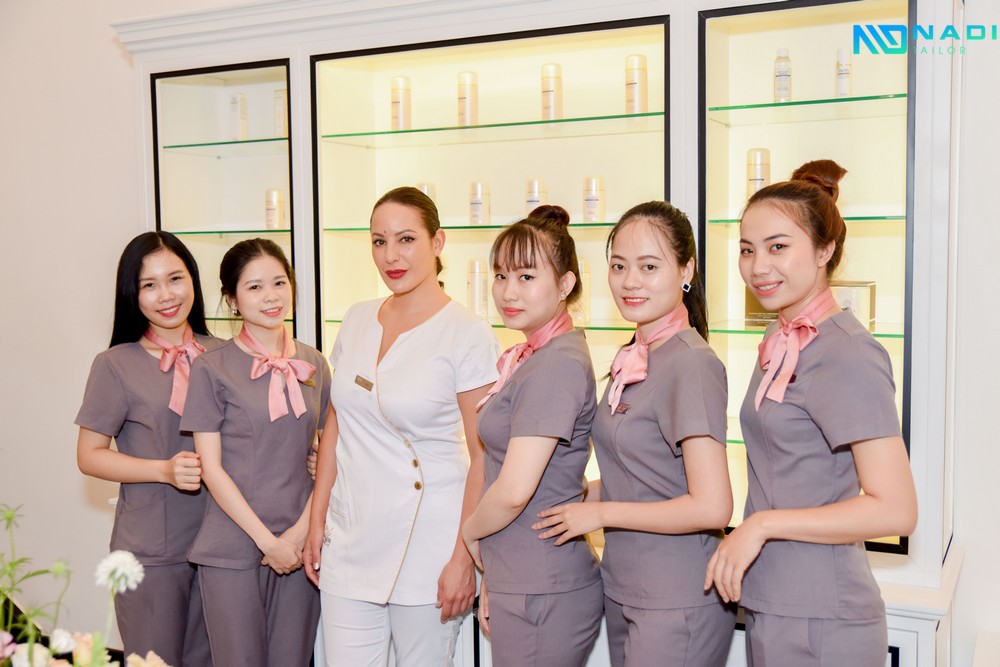 Đầu tư vào đồng phục spa đẹp để ấn tượng và chuyên nghiệp hơn