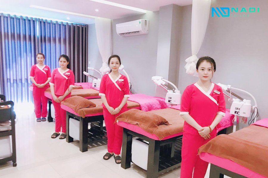 Đồng phục kỹ thuật viên spa cần đề cao tính thoải mái để làm việc