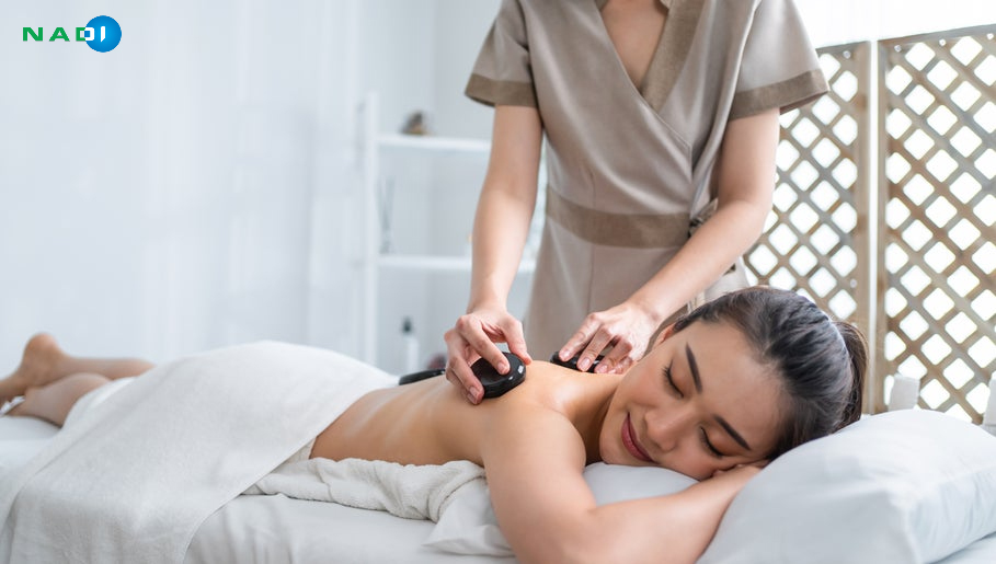 Đồng phục massage cần thiết kế vừa vặn, linh hoạt, giúp nhân viên dễ dàng di chuyển